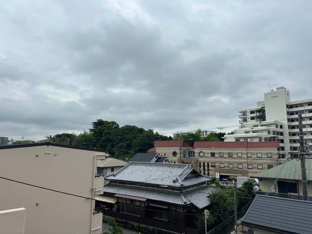 豊中市熊野町の太陽光パネルがある新築にデザインアンテナ屋根馬工事