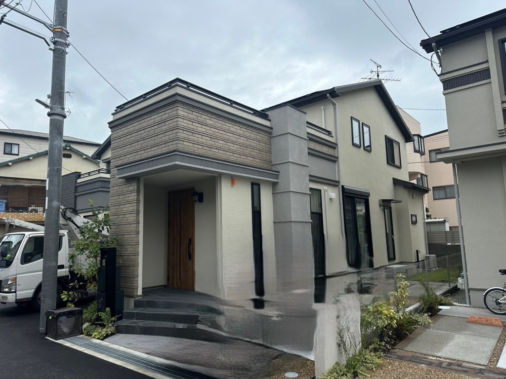 豊中市熊野町の太陽光パネルがある新築にデザインアンテナ屋根馬工事