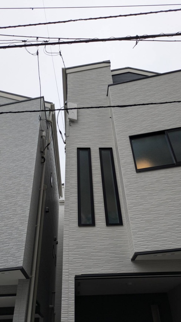 墨田区八広の3階建て新築にデザインアンテナ壁面工事