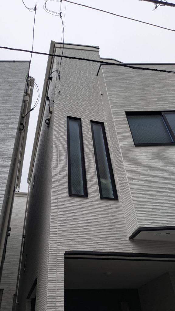 墨田区八広の3階建て新築にデザインアンテナ壁面工事