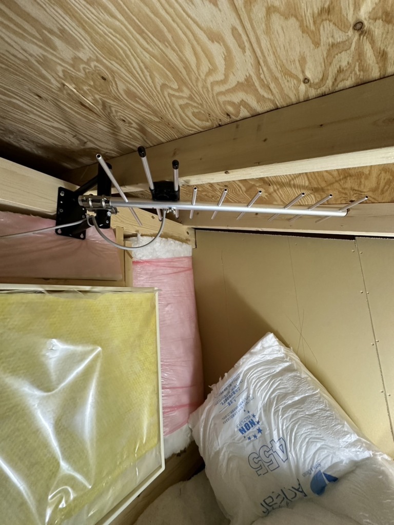 春日井市鳥居松町の新築で電波障害？がある環境での屋根裏アンテナ工事