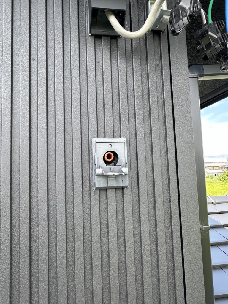 桑名市長島町小島のガルバリウム外壁新築で光仕様住宅でのデザインアンテナ壁面工事