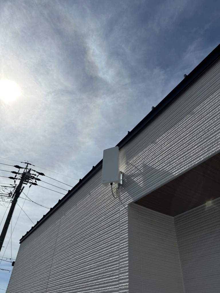 北名古屋市鹿田の光仕様住宅にデザインアンテナ壁面工事
