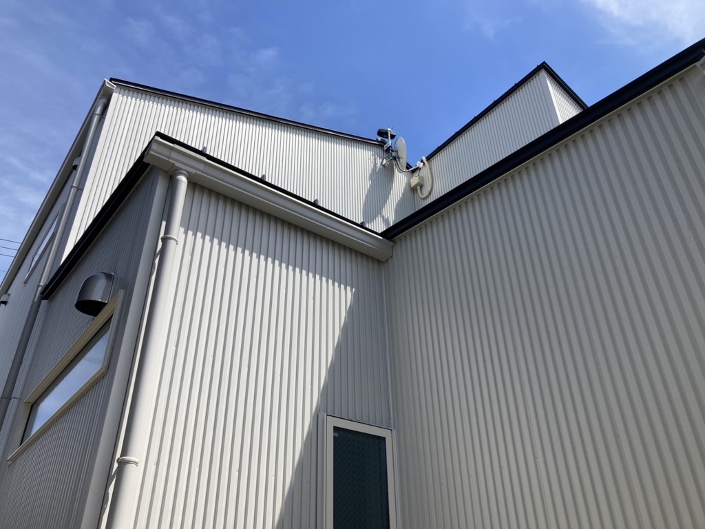 春日井市味美白山町の太陽光パネルがあるガルバリウム外壁新築でのテレビアンテナ工事