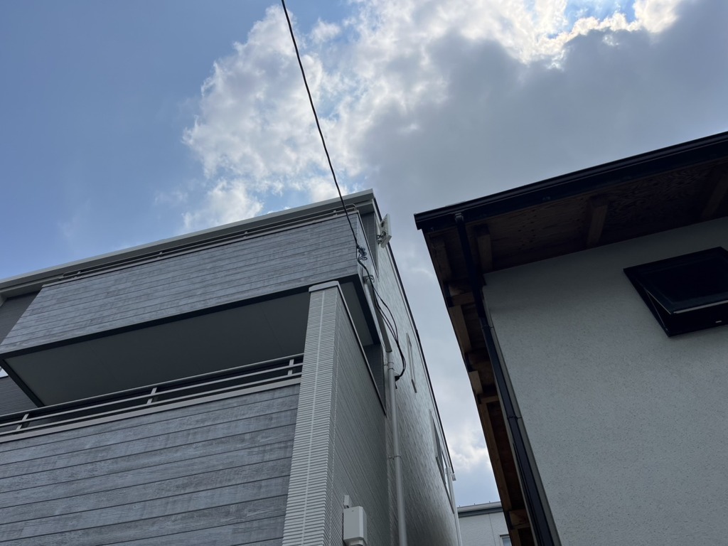 豊中市千里園の3階建て新築にお洒落なデザインアンテナ壁面工事