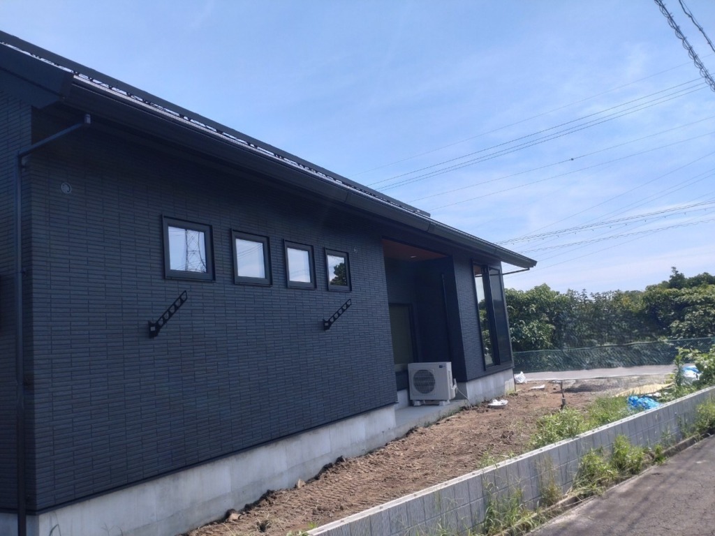 稲沢市平細工蔵町の太陽光パネルがある平屋新築に安定受信目的の八木式アンテナ工事