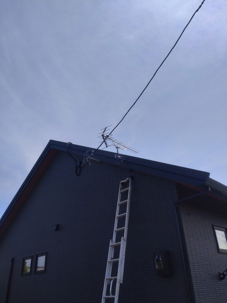 稲沢市平細工蔵町の太陽光パネルがある平屋新築に安定受信目的の八木式アンテナ工事