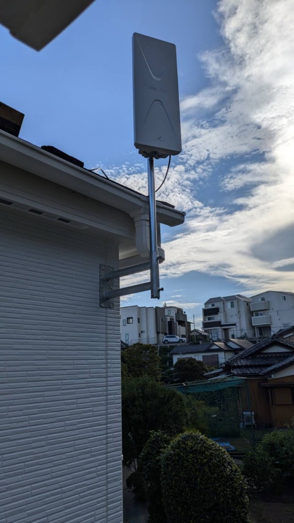 横浜市鶴見区馬場の新築にデザインアンテナ屋根上施工