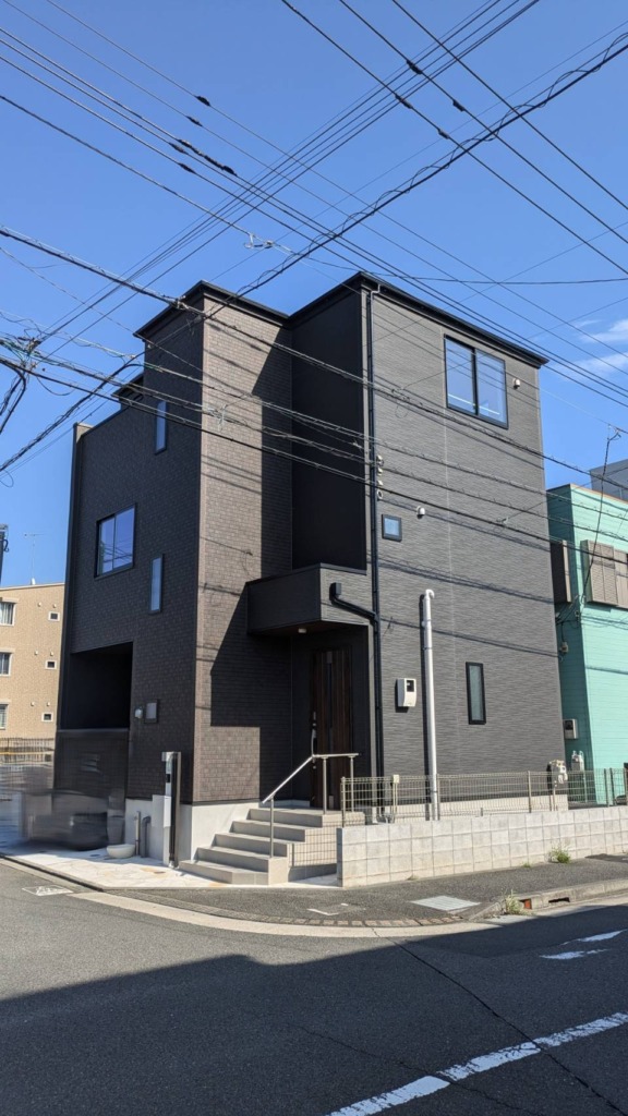 大和市渋谷の3階建て新築にお洒落なデザインアンテナ壁面工事