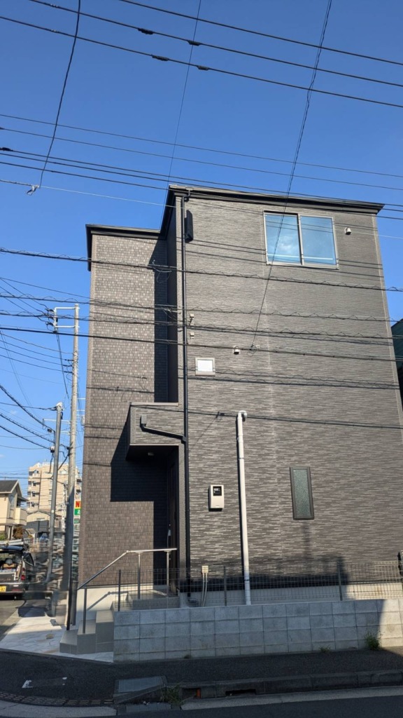 大和市渋谷の3階建て新築にお洒落なデザインアンテナ壁面工事