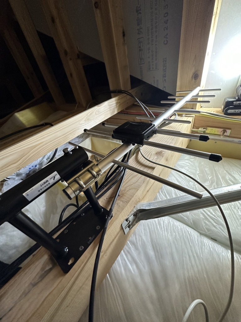 岐阜市北山の新築で4K8K放送対応BSと地デジ屋根裏アンテナ工事