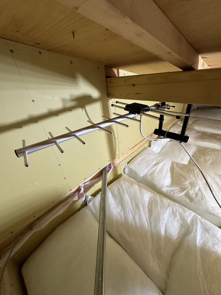 名古屋市西区城西の建物が多い地域での屋根裏アンテナ工事