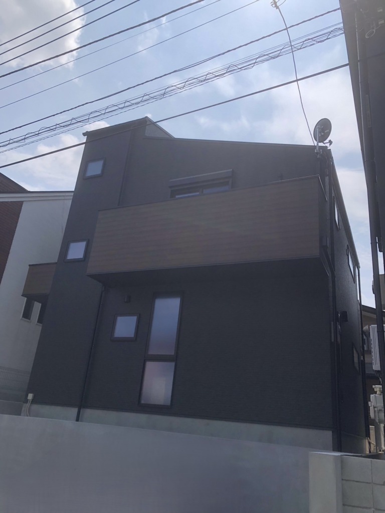 日野市大坂上の新築でブラック仕様の4K8K放送対応BSと地上波デザインアンテナ壁面工事