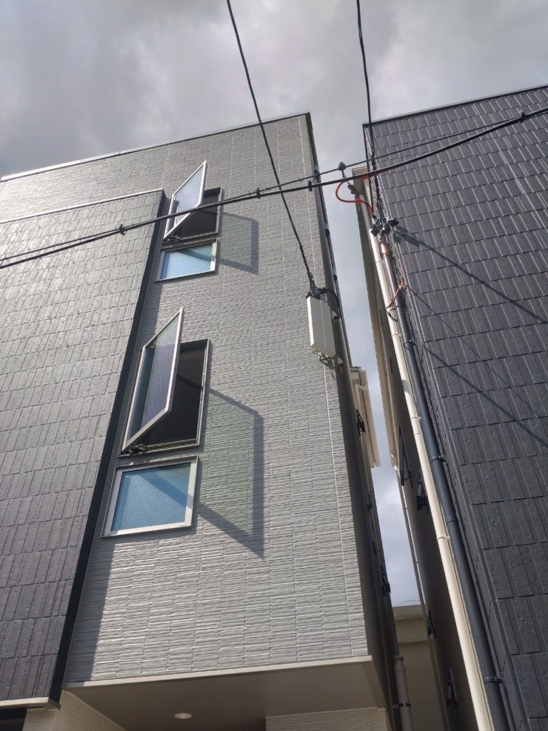 名古屋市天白区福池の3階建て新築にデザインアンテナ壁面工事