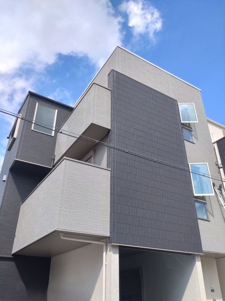 名古屋市天白区福池の3階建て新築にデザインアンテナ壁面工事