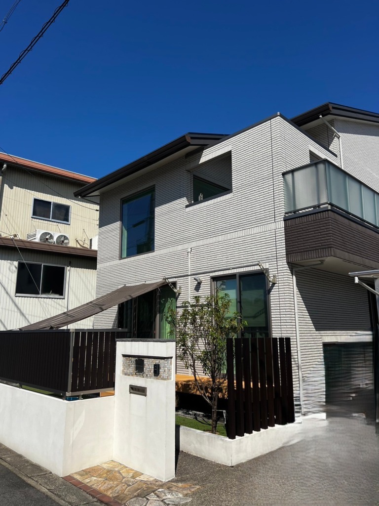 安城市安城町のタイル外壁の既存住宅で光回線見直しによるアンテナ工事