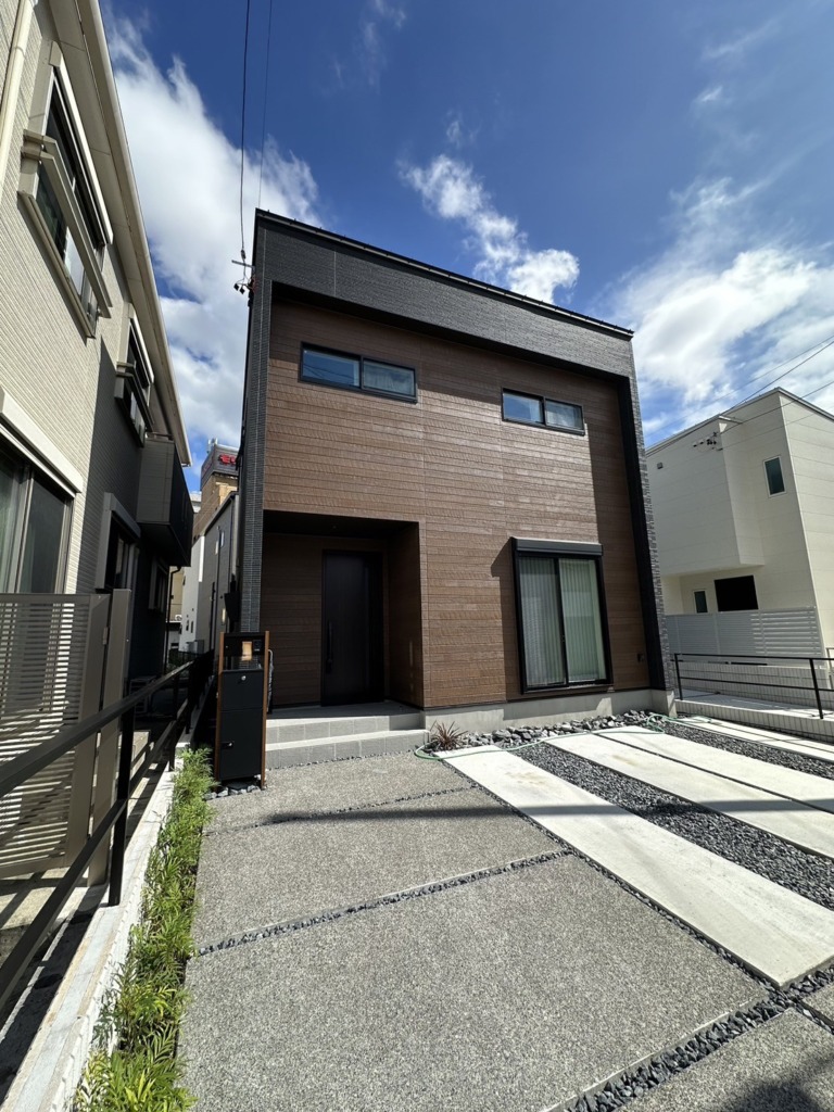 一宮市本町の建物が多い環境の光仕様の新築に小型フラットアンテナ工事