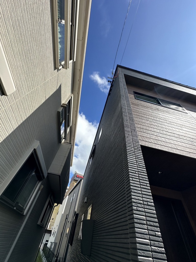 一宮市本町の建物が多い環境の光仕様の新築に小型フラットアンテナ工事