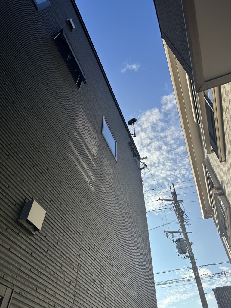 一宮市本町の建物が多い環境の光仕様の新築に小型フラットアンテナ工事