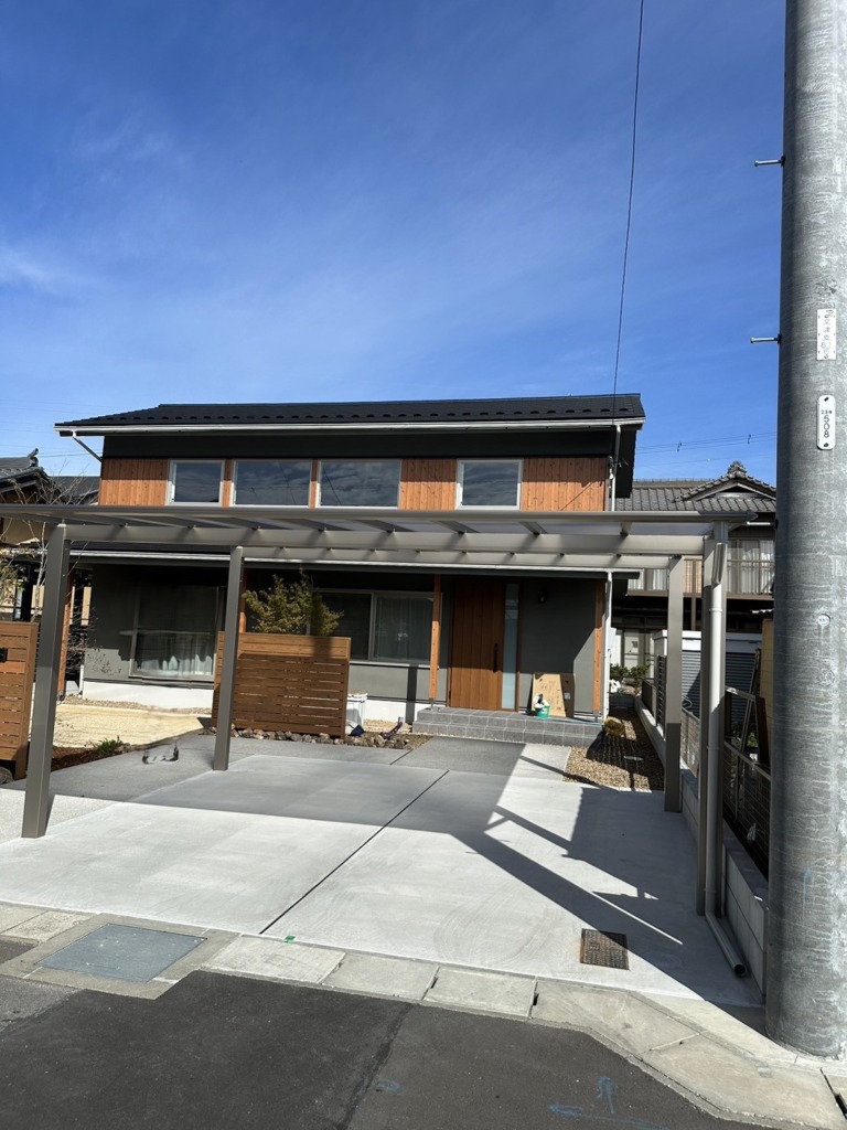 小牧市文津の塗り壁新築でのデザインアンテナ壁面工事