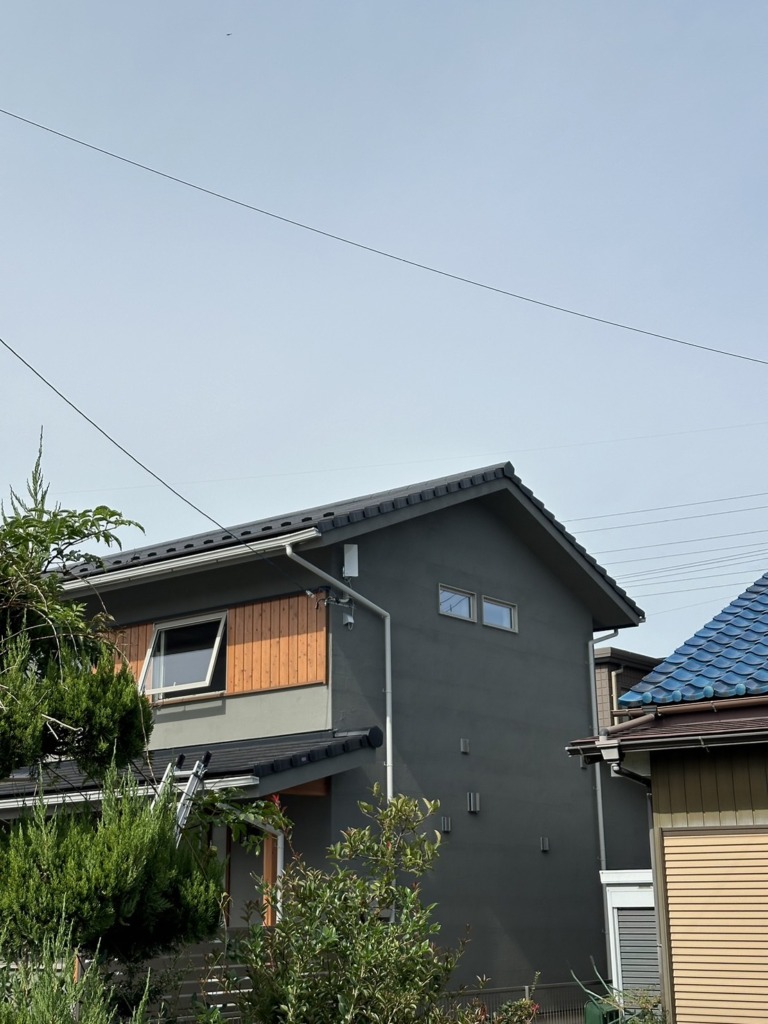 小牧市文津の塗り壁新築でのデザインアンテナ壁面工事