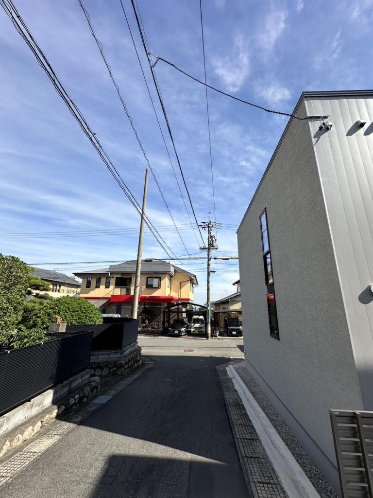 桑名市東方の電波が弱く光仕様で狭い屋根裏での新築地デジアンテナ工事