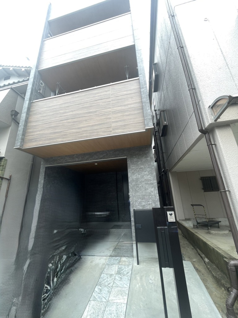 東大阪市横沼町の3階建て新築での地上波デジタル放送　屋根裏アンテナ工事