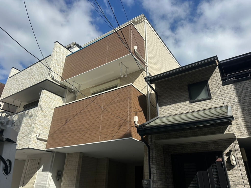 大阪市鶴見区今津北の3階建て新築に4K8K放送対応BSアンテナと地デジ平面アンテナ工事