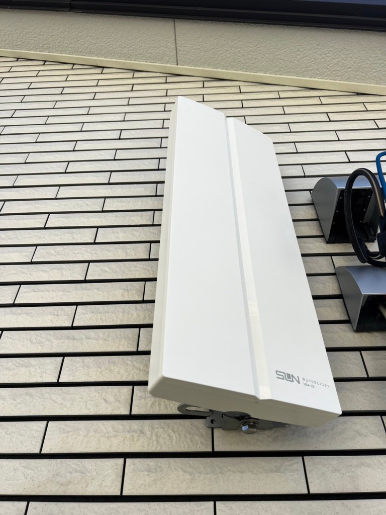 安城市安城町のタイル外壁の既存住宅で光回線見直しによるアンテナ工事