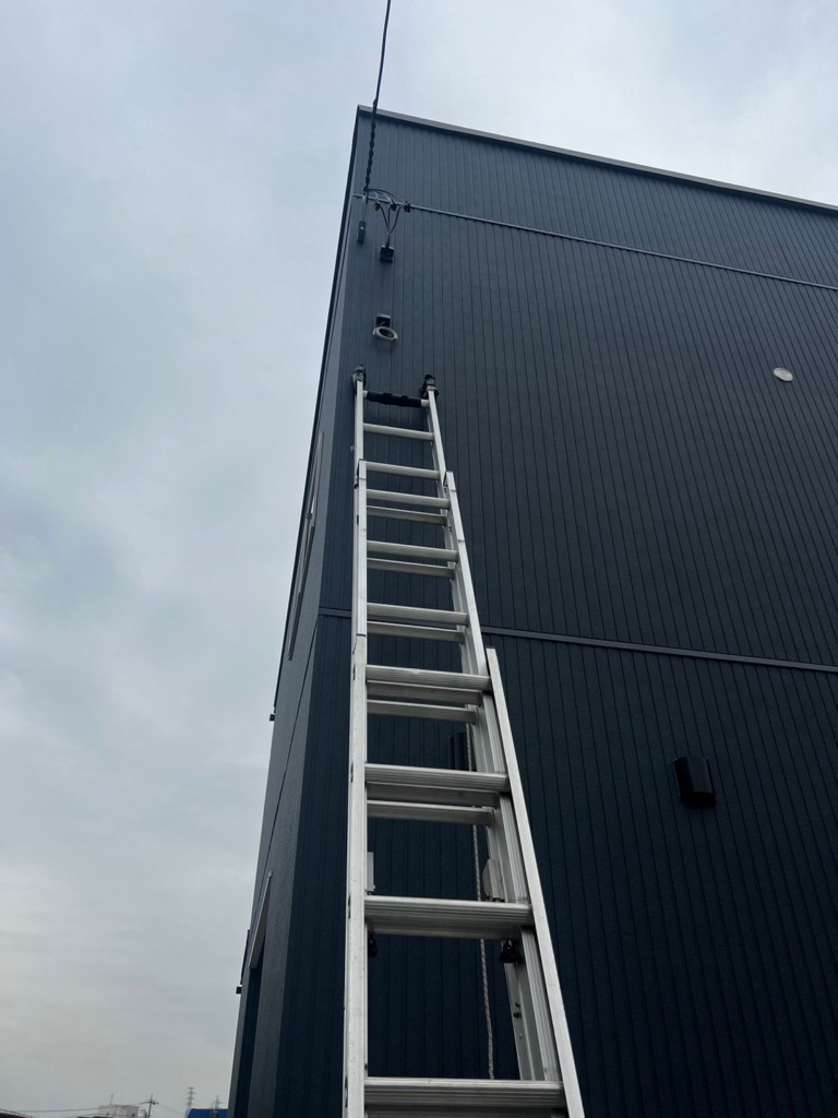 大府市柊山町のガルバリウム外壁の新築デザインアンテナ壁面工事