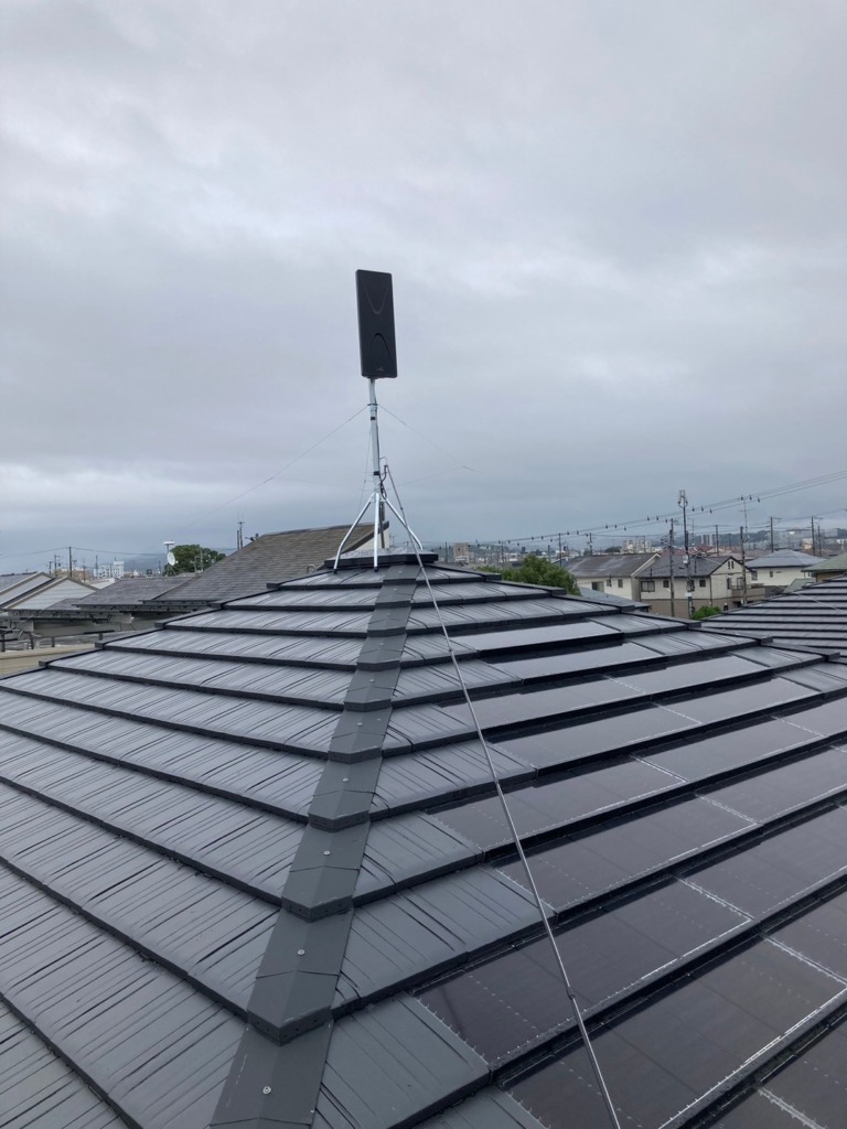 袋井市川井の太陽光パネルがある新築でデザインアンテナ屋根馬工事