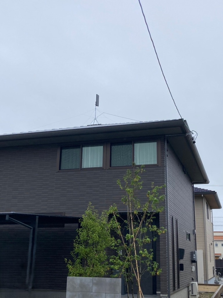 袋井市川井の太陽光パネルがある新築でデザインアンテナ屋根馬工事