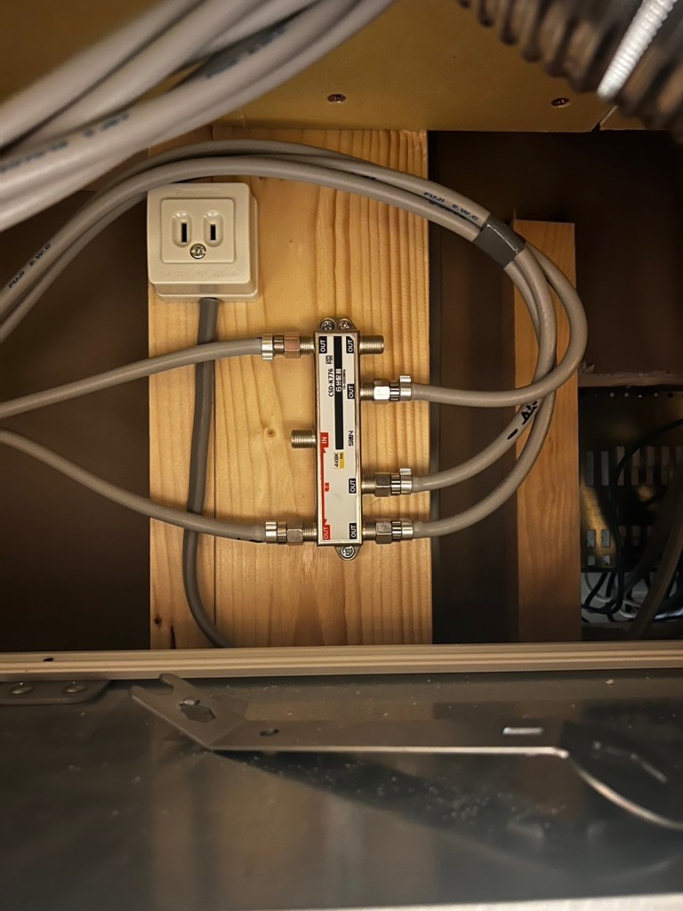 大府市柊山町のガルバリウム外壁の新築デザインアンテナ壁面工事