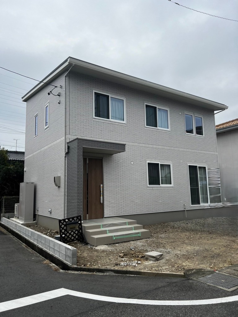 小牧市新町のタイル外壁新築にお洒落なデザインアンテナ壁面工事