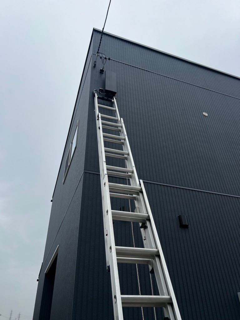 大府市柊山町のガルバリウム外壁の新築デザインアンテナ壁面工事