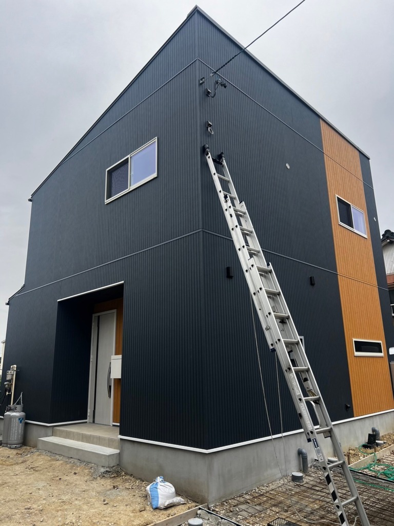 大府市柊山町のガルバリウム外壁の新築デザインアンテナ壁面工事