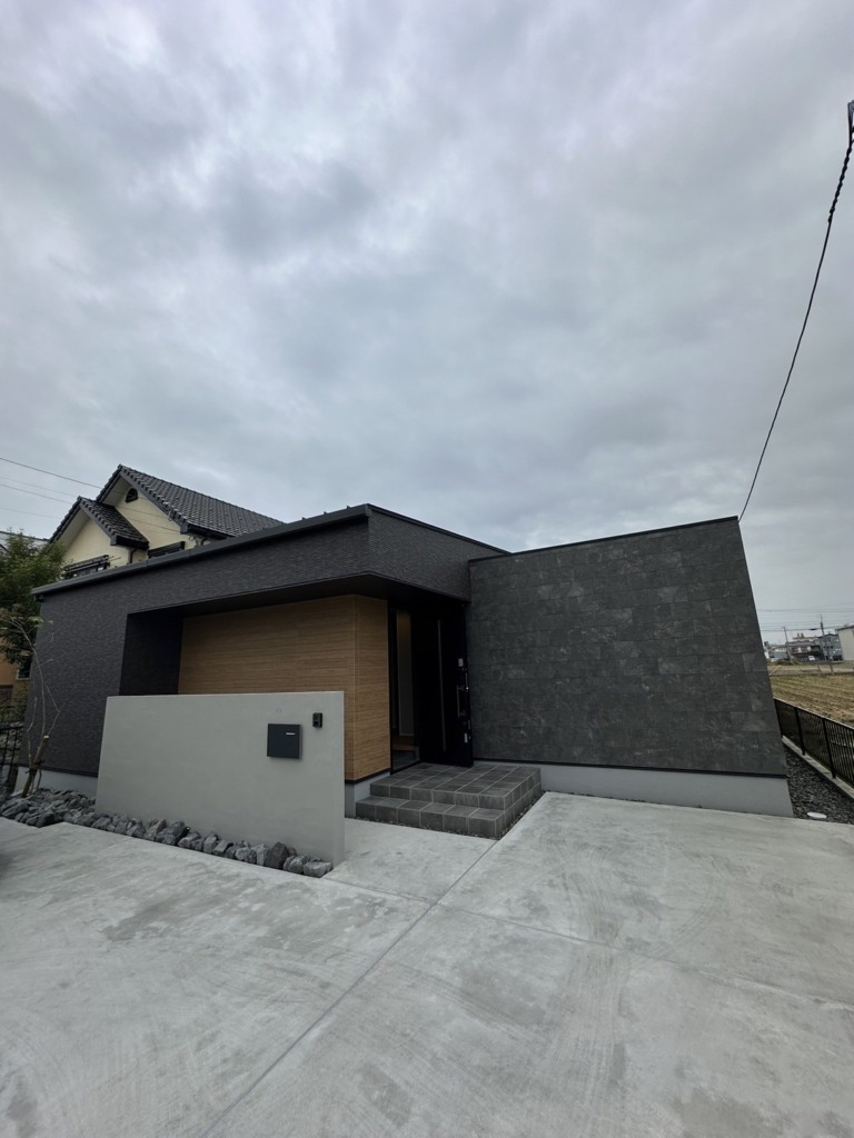 羽島郡笠松町北及のタイル外壁の平屋にデザインアンテナ壁面工事