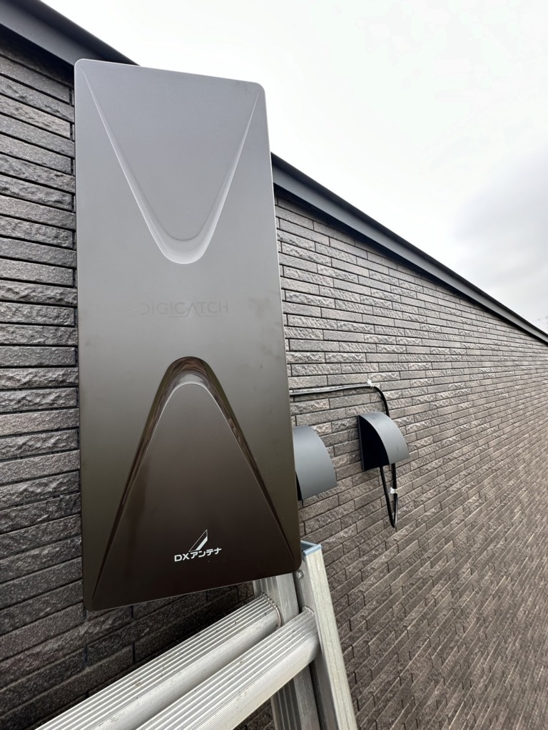 羽島郡笠松町北及のタイル外壁の平屋にデザインアンテナ壁面工事