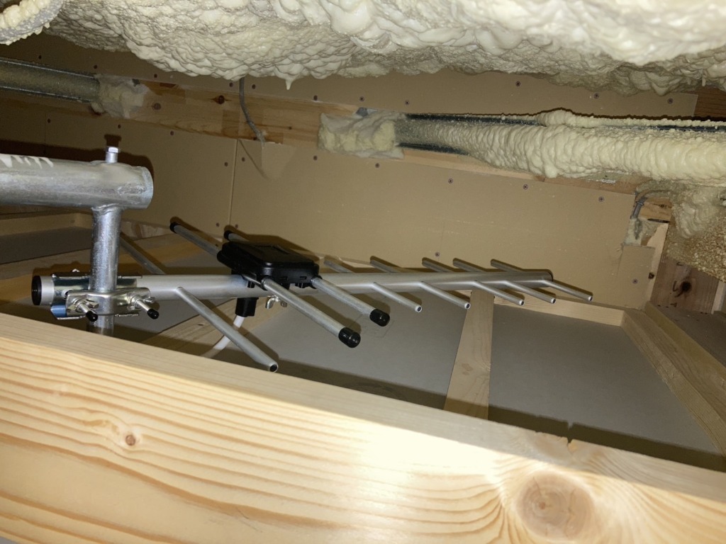 東海市加木屋町の新築での狭い屋根裏アンテナ工事