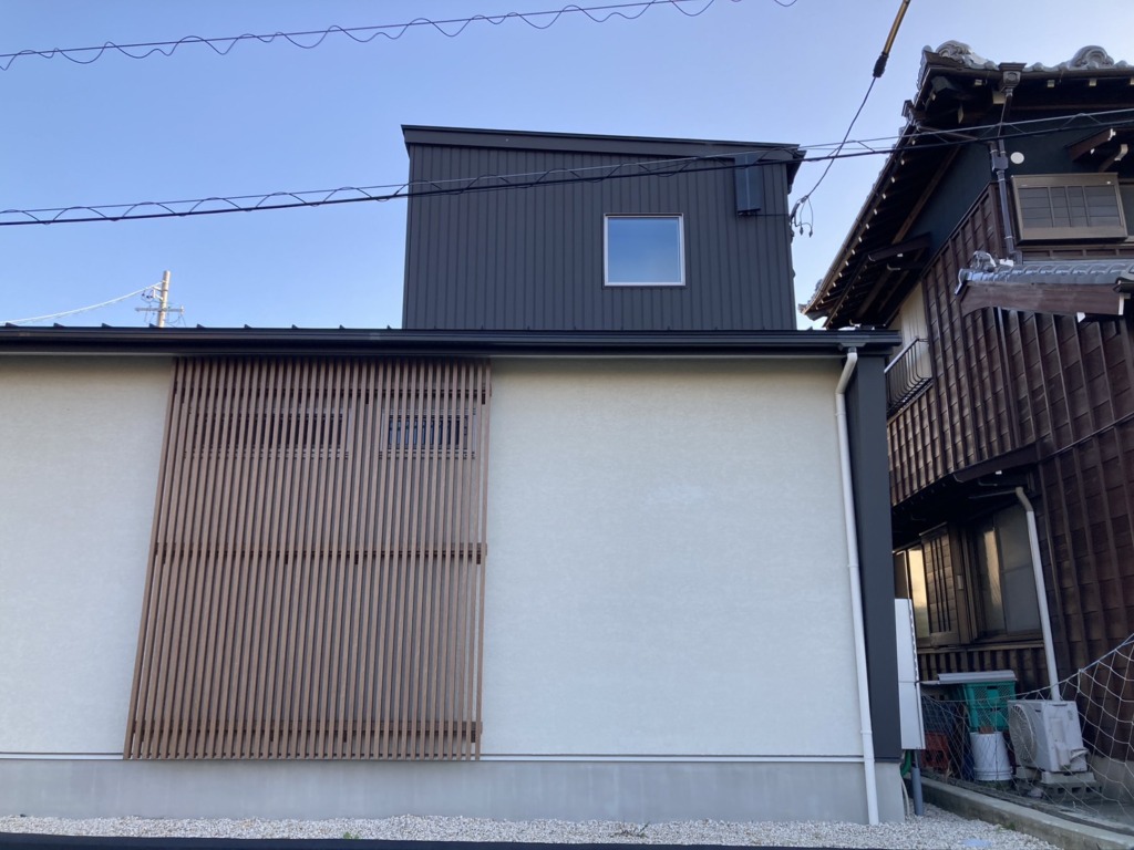 知多郡武豊町平井のガルバリウム外壁新築にお洒落なデザインアンテナ壁面工事