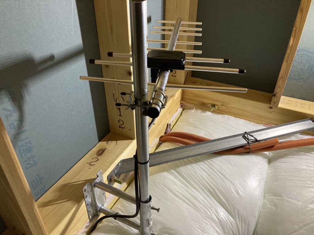 安城市東新町の新築に台風でも安心の地デジ屋根裏アンテナ工事