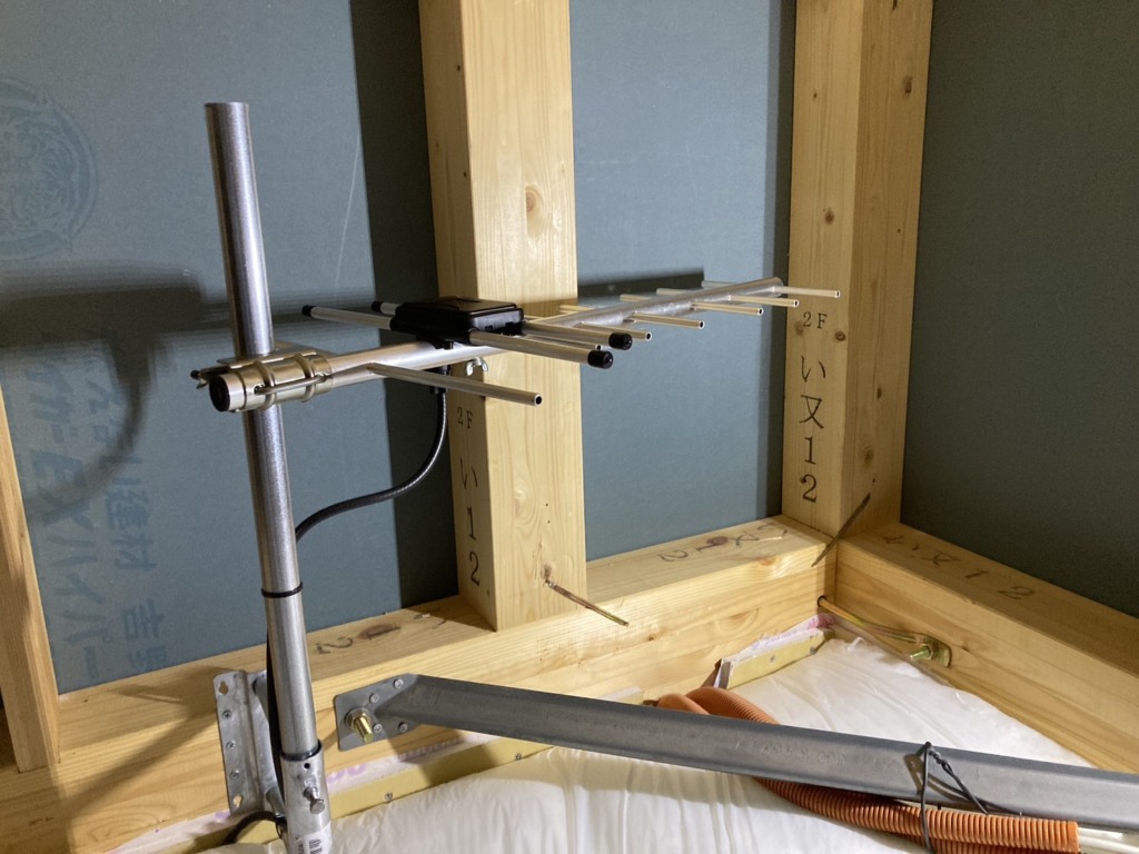 安城市東新町の新築に台風でも安心の地デジ屋根裏アンテナ工事