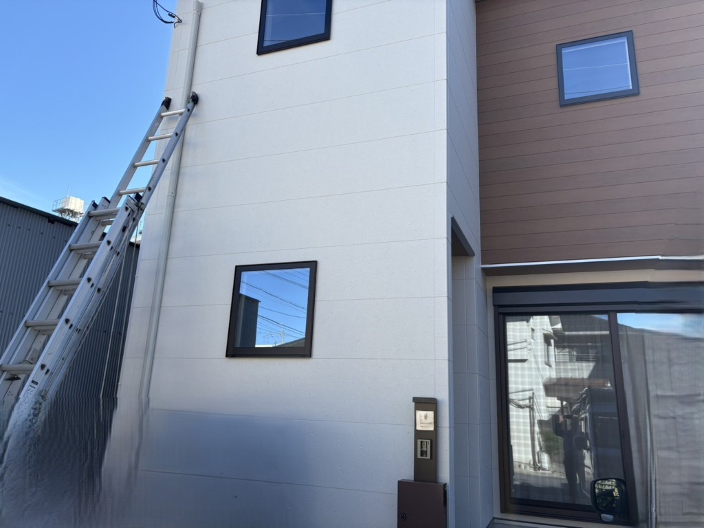 大津市際川の新築にお洒落なデザインアンテナ壁面工事