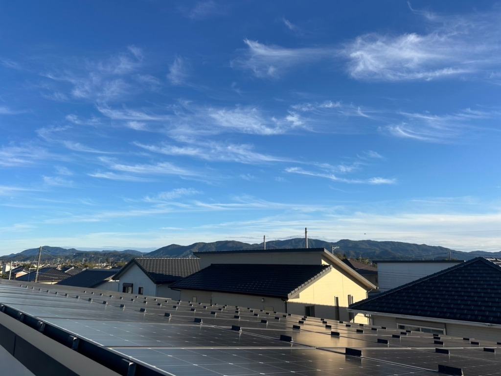 度会郡玉城町妙法寺の太陽光パネルがある住宅でスタイリッシュなユニコーンアンテナ工事