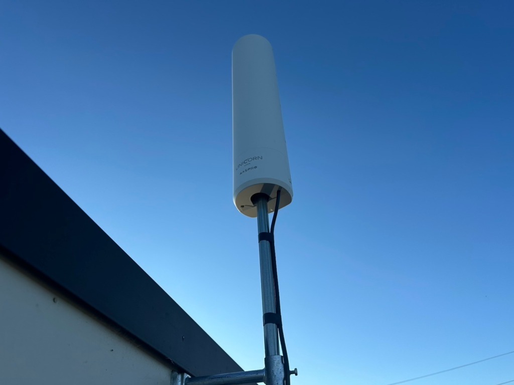 度会郡玉城町妙法寺の太陽光パネルがある住宅でスタイリッシュなユニコーンアンテナ工事