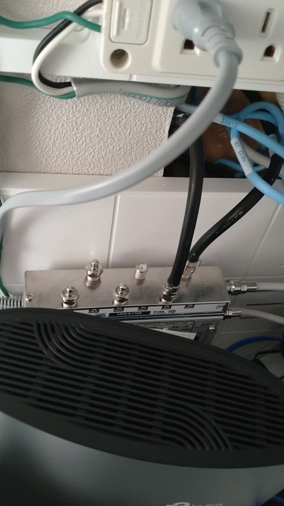 長久手市戸田谷の狭い屋根裏での新築地上波デジタル放送テレビアンテナ工事