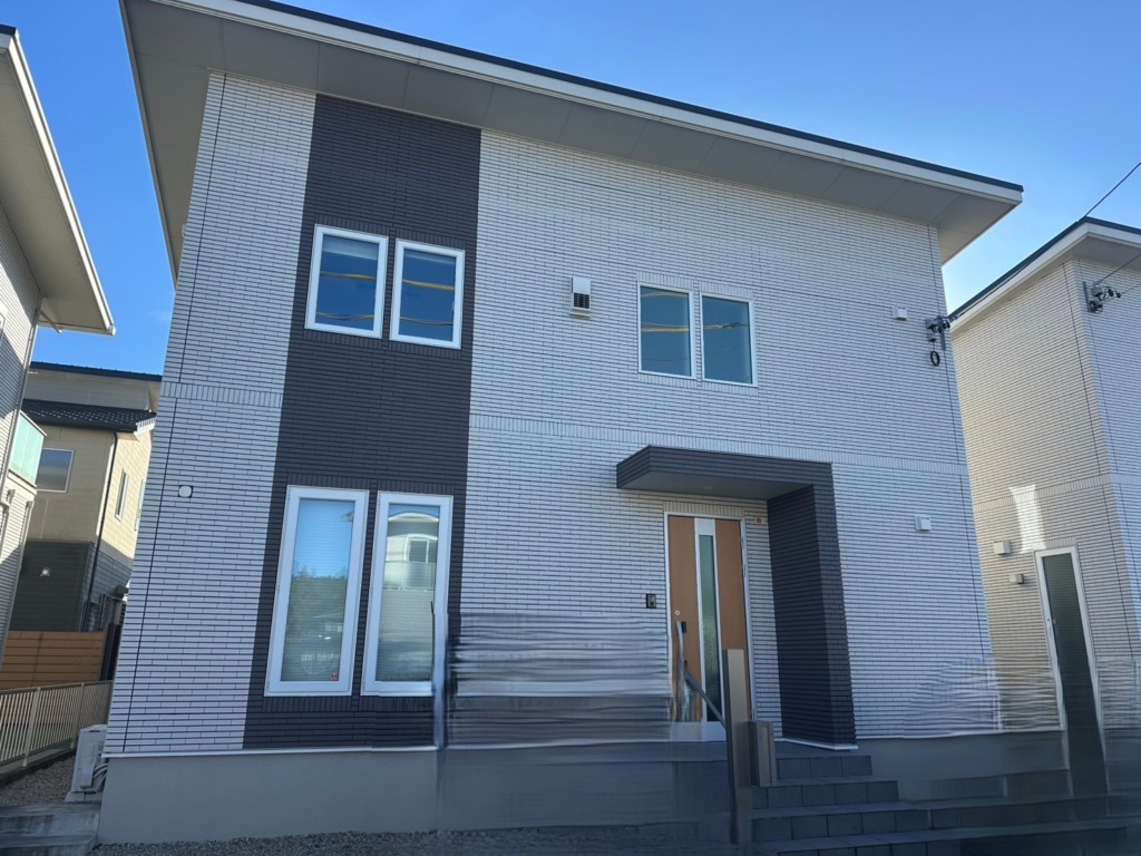 度会郡玉城町妙法寺の太陽光パネルがある住宅でスタイリッシュなユニコーンアンテナ工事