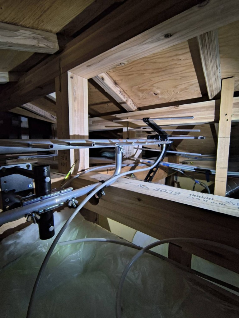 足立区六町の新築で建物の外観が気にならない地デジ屋根裏アンテナ工事