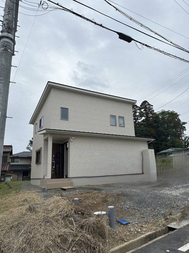 桑名市北別所の電波が弱く太陽光パネルがある新築でのデザインアンテナ壁面工事