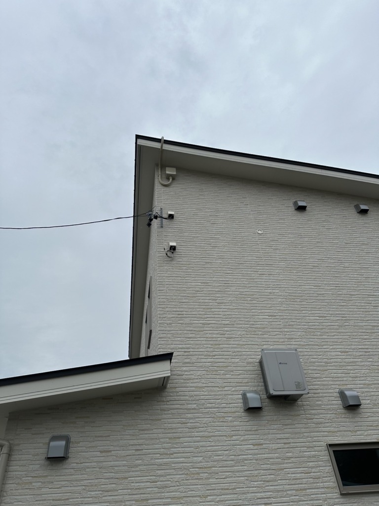 桑名市北別所の電波が弱く太陽光パネルがある新築でのデザインアンテナ壁面工事
